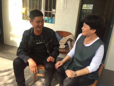 黨員走訪職工家屬，為同事解決疑難問題