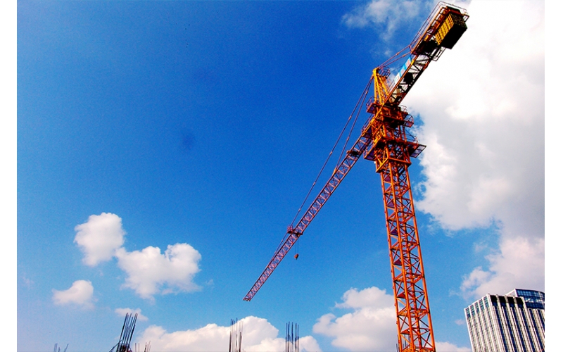 文明施工檢查評(píng)定保證項(xiàng)目應(yīng)包括：現(xiàn)場(chǎng)圍擋、封閉管理、施工場(chǎng)地、材料管理、現(xiàn)場(chǎng)辦公與住宿、現(xiàn)場(chǎng)防火。一般項(xiàng)目應(yīng)包括：綜合治理、公示標(biāo)牌、生活設(shè)施、社區(qū)服務(wù)。文明施工保證項(xiàng)目的檢查評(píng)定應(yīng)符合下列規(guī)定：1  現(xiàn)場(chǎng)圍擋1）市區(qū)主要路段的工地應(yīng)設(shè)置高度不小于2.5m的封閉圍擋；2）一般路段的工地應(yīng)設(shè)置高度不小于1.8m的封閉圍擋；3）圍擋應(yīng)堅(jiān)固、穩(wěn)定、整潔、美觀(guān)。2  封閉管理1）施工現(xiàn)場(chǎng)進(jìn)出口應(yīng)設(shè)置大門(mén)，